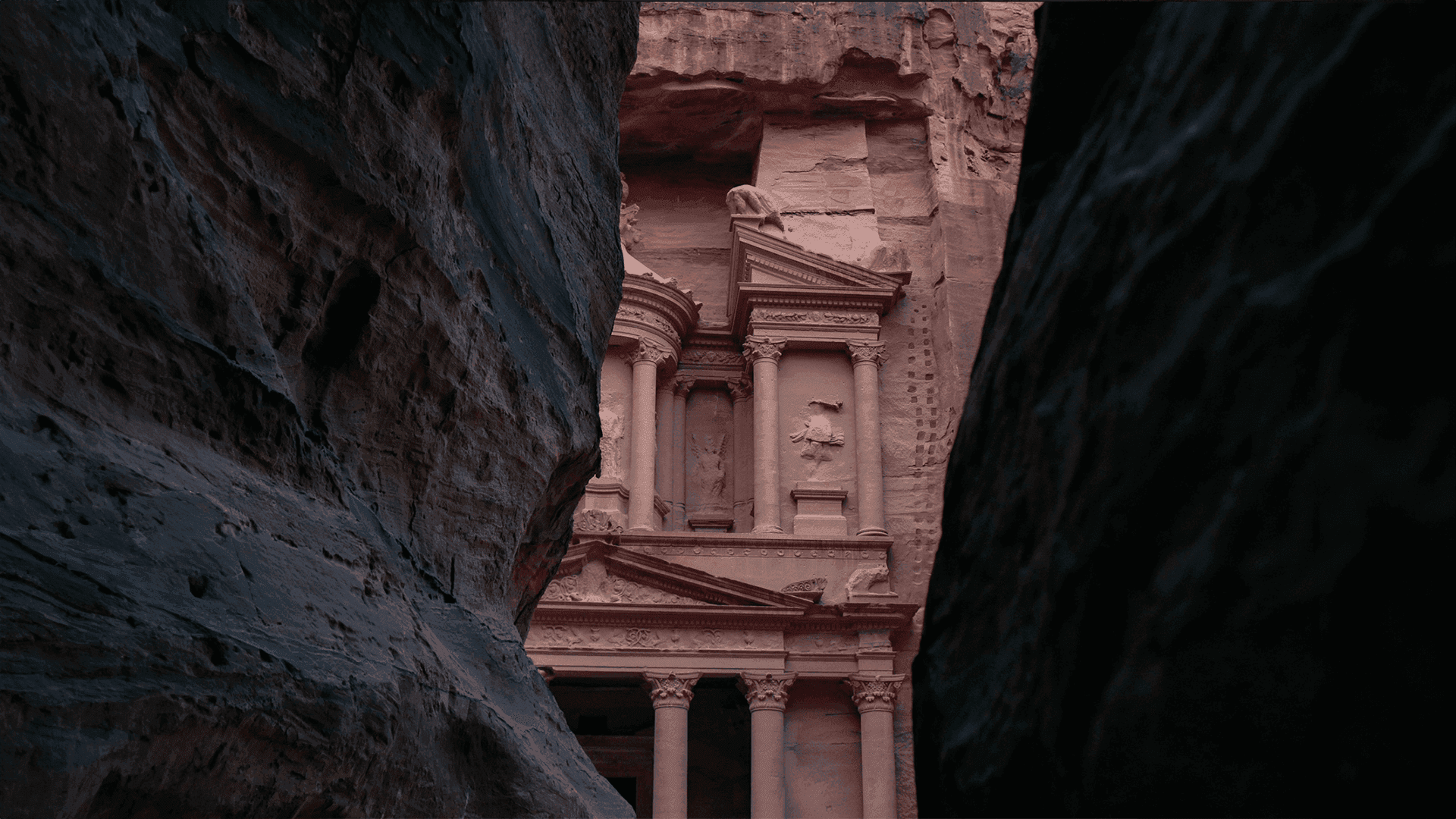 سياحة تعاني وسط الأزمات